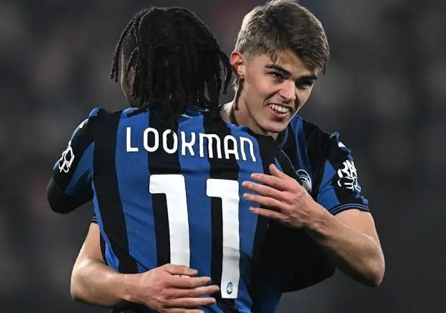 Ademola Lookman và Charles De Ketelaere của Atalanta BC vào ngày 21 tháng 1 năm 2025