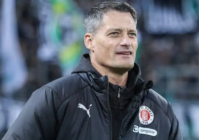 Người quản lý St Pauli Alexander Blessin vào ngày 24 tháng 11 năm 2024