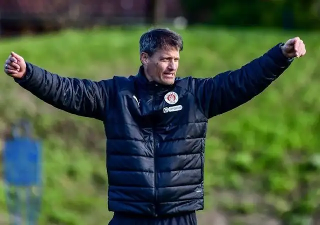 Người quản lý của St Pauli Alexander Blessin trong một buổi đào tạo, ngày 15 tháng 10 năm 2024