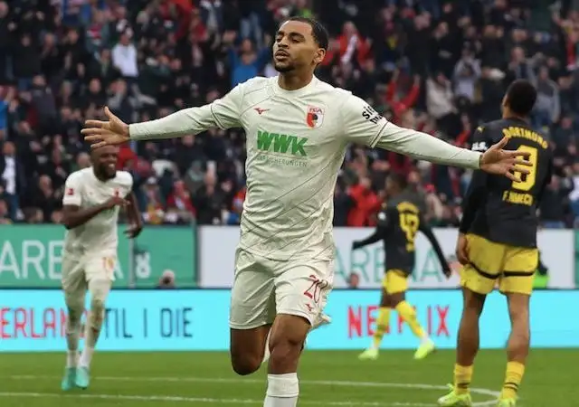 Alexis Claude-Maurice ăn mừng bàn thắng cho Augsburg vào ngày 26 tháng 10 năm 2024