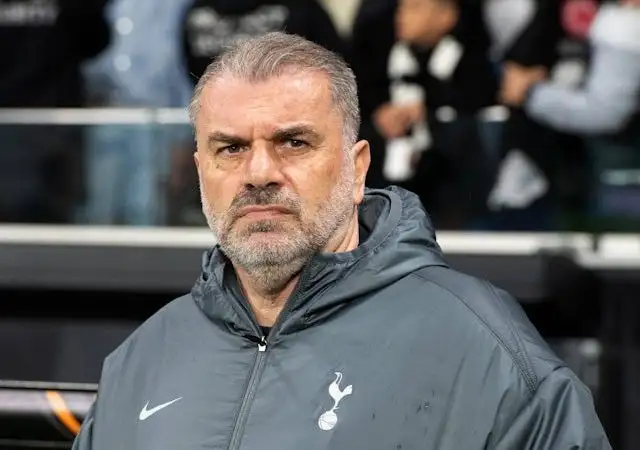 Huấn luyện viên trưởng của Tottenham Hotspur Ange Postecoglou chụp ảnh vào ngày 17 tháng 4 năm 2025