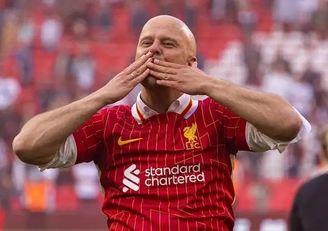 Huấn luyện viên Arne Slot của Liverpool ăn mừng chức vô địch Premier League vào ngày 27 tháng 4 năm 2025
