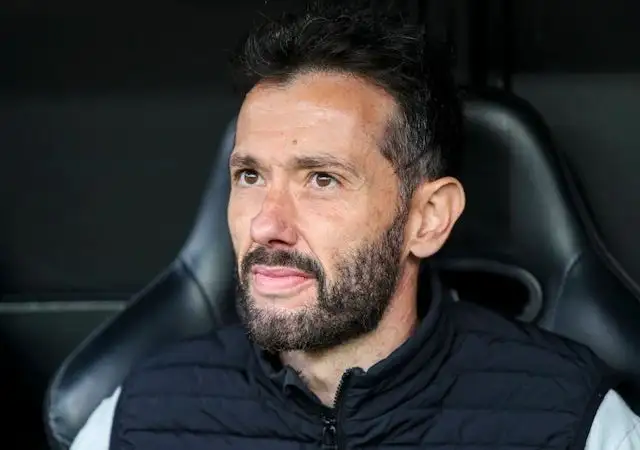 Huấn luyện viên trưởng Valencia Carlos Corberan vào ngày 22 tháng 4 năm 2025
