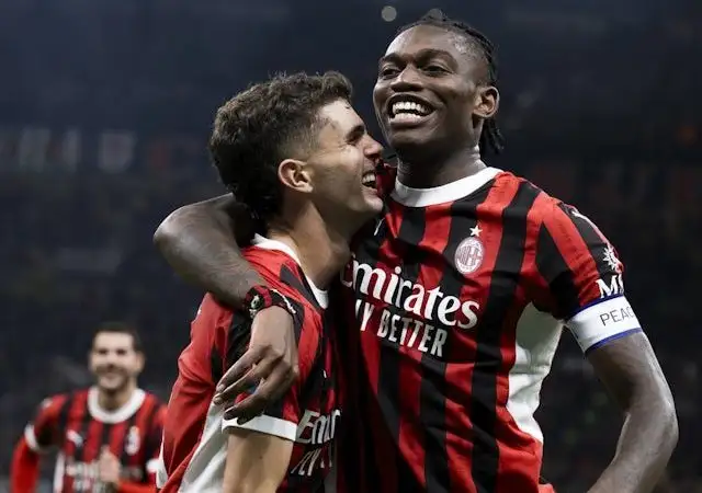 Bộ đôi Christian Pulisic và Rafael Leao của AC Milan vào tháng 9 năm 2024.