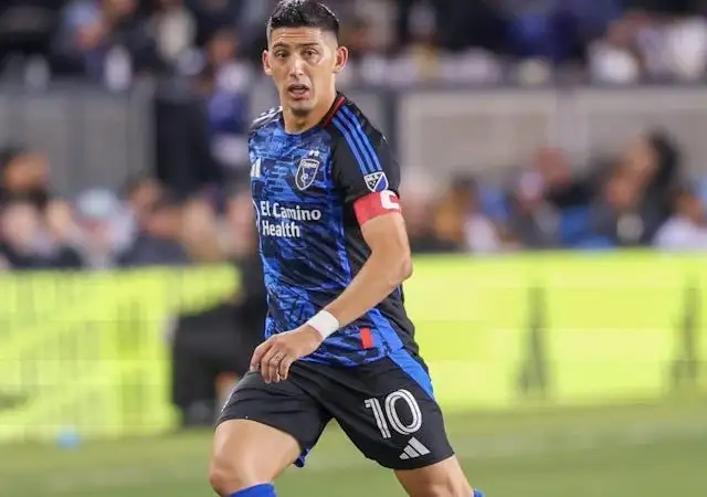 Cristian Espinoza thi đấu cho San Jose Earthquakes vào ngày 29 tháng 3 năm 2025
