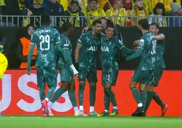Dominic Solanke của Tottenham Hotspur ăn mừng cùng các đồng đội sau khi ghi bàn vào lưới Bodo/Glimt, ngày 8 tháng 5 năm 2025