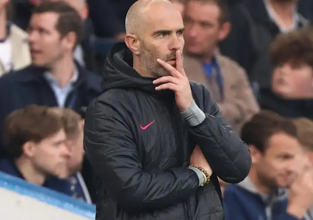 Huấn luyện viên Chelsea Enzo Maresca suy nghĩ vào ngày 8 tháng 5 năm 2025