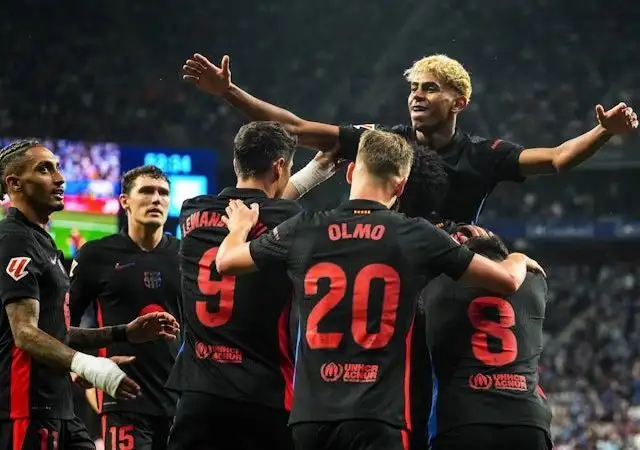 Các cầu thủ Barcelona ăn mừng Lamine Yamal
