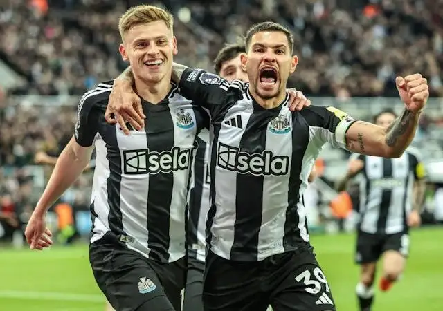 Harvey Barnes và Bruno Guimaraes cùng nhau ăn mừng cho Newcastle United vào ngày 16 tháng 4 năm 2025