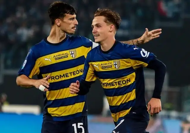 Jacob Ondrejka và Enrico Del Prato của Parma vào ngày 28 tháng 4 năm 2025