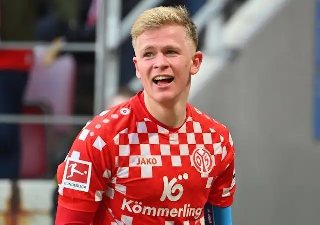 Jonathan Burkardt ăn mừng bàn thắng cho Mainz 05 vào ngày 11 tháng 1 năm 2025