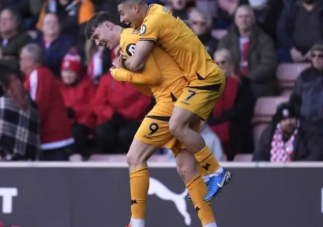 Jorgen Strand Larsen ăn mừng bàn thắng cho Wolverhampton Wanderers cùng Andre vào ngày 15 tháng 3 năm 2025