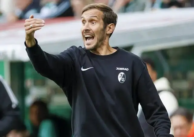 Huấn luyện viên Freiburg Julian Schuster vào ngày 5 tháng 10 năm 2024