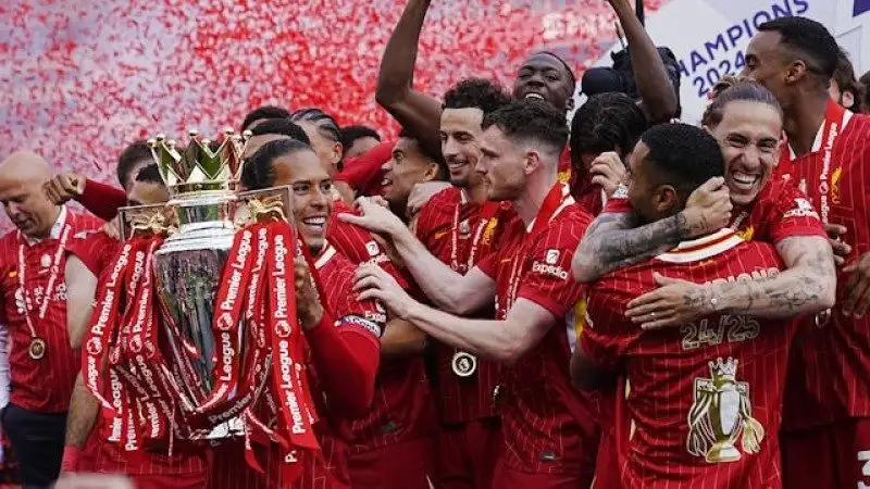 Liverpool nâng cao chiếc cúp Premier League vào ngày 25 tháng 5 năm 2025 Liverpool nâng cao chiếc cúp Premier League vào ngày 25 tháng 5 năm 2025