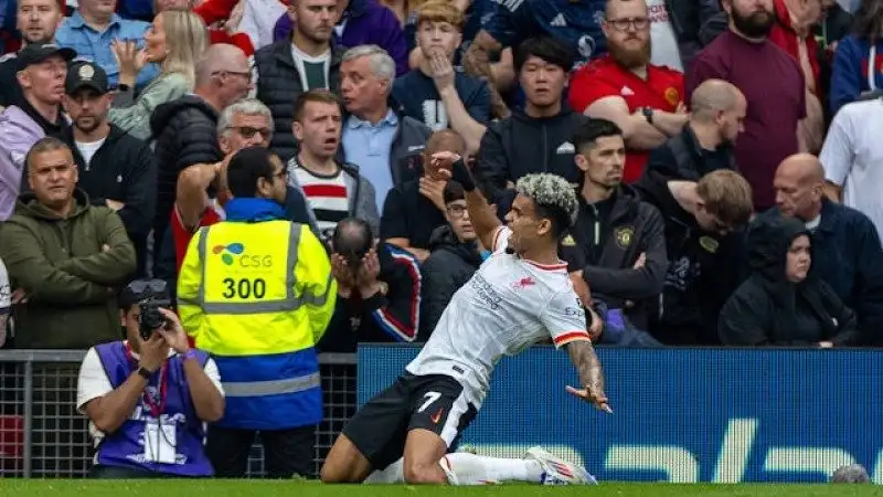 Luis Diaz của Liverpool ăn mừng sau khi ghi bàn thắng thứ hai trong trận đấu FA Premier League giữa Manchester United FC và Liverpool vào ngày 28 tháng 8 năm 2024 Luis Diaz của Liverpool ăn mừng sau khi ghi bàn thắng thứ hai trong trận đấu FA Premier League giữa Manchester United FC và Liverpool vào ngày 28 tháng 8 năm 2024