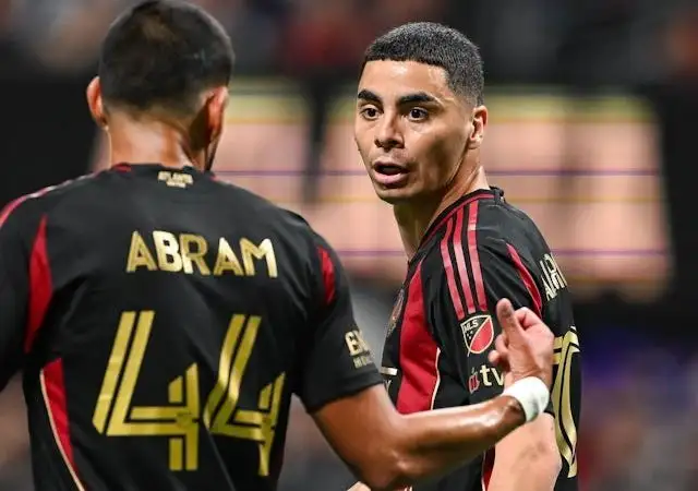 Luis Abram và Miguel Almiron của Atlanta United chụp ảnh vào ngày 22 tháng 2 năm 2025