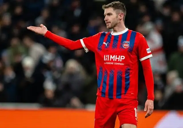 Marvin Pieringer thi đấu cho Heidenheim vào ngày 13 tháng 2 năm 2025