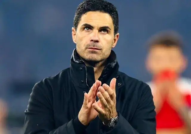 Huấn luyện viên Mikel Arteta của Arsenal trông có vẻ chán nản vào ngày 7 tháng 5 năm 2025