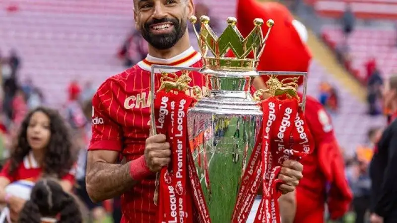 Mohamed Salah của Liverpool tạo dáng với chiếc cúp Premier League vào ngày 25 tháng 5 năm 2025 Mohamed Salah của Liverpool tạo dáng với chiếc cúp Premier League vào ngày 25 tháng 5 năm 2025