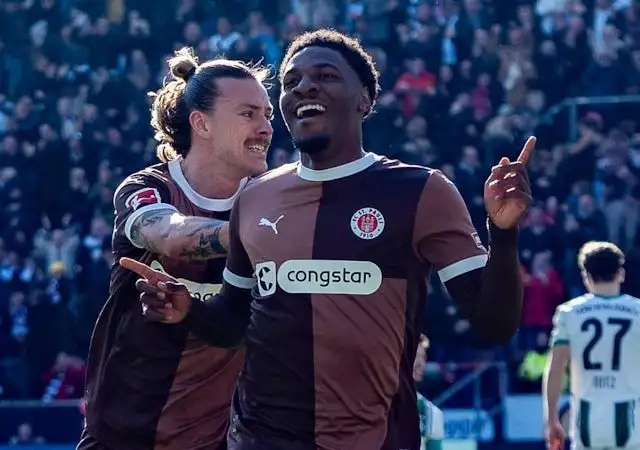 Oladapo Afolayan ăn mừng bàn thắng cho St Pauli vào ngày 6 tháng 4