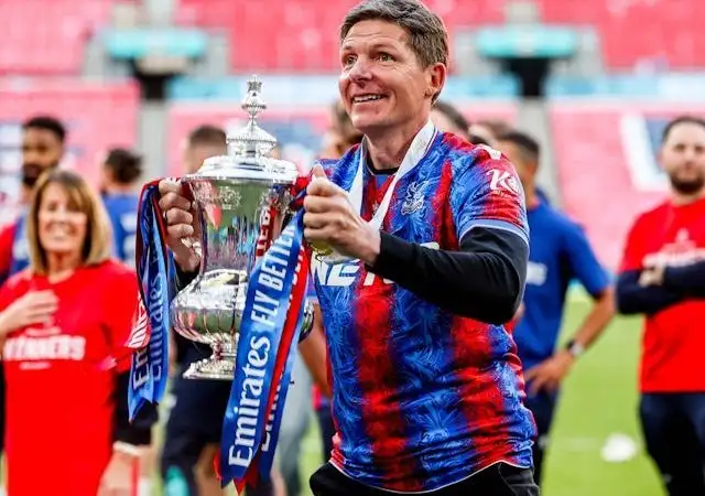 HLV Oliver Glasner của Crystal Palace ăn mừng chức vô địch FA Cup ngày 17/5/2025