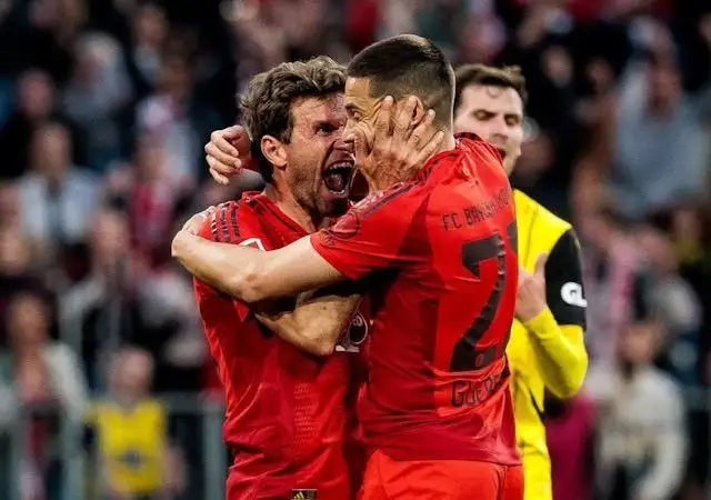 Thomas Muller ăn mừng cùng Raphael Guerreiro