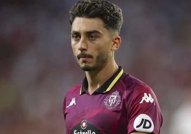 Cầu thủ chạy cánh Raul Moro của Real Valladolid thi đấu vào tháng 9 năm 2024.