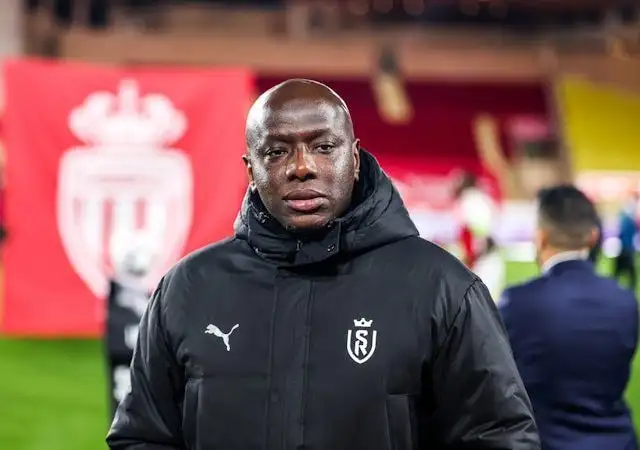 Huấn luyện viên trưởng Reims Samba Diawara vào ngày 28 tháng 2 năm 2025