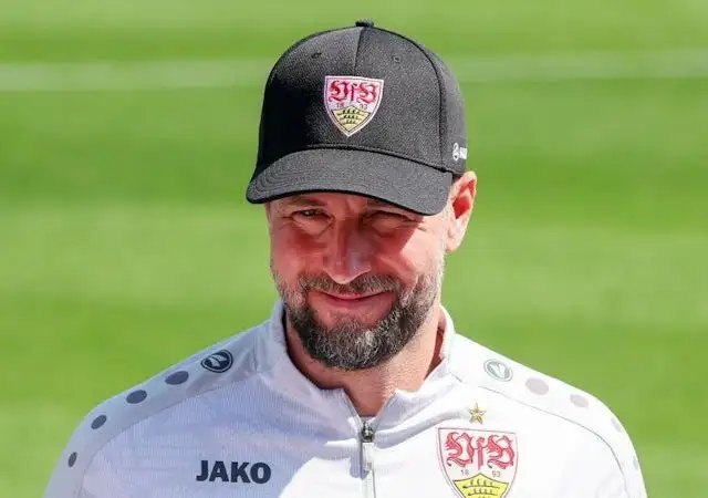 Huấn luyện viên của Stuttgart Sebastian Hoeness chỉ đạo một buổi tập luyện vào ngày 29 tháng 4 năm 2025