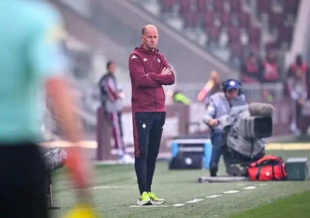 Huấn luyện viên của Metz Stephane Le Mignan trong đội hình của mình