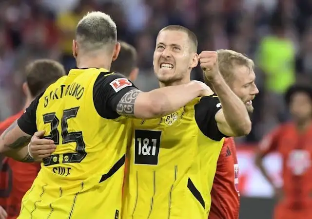 Waldemar Anton của Borussia Dortmund ăn mừng bàn thắng vào lưới Bayer Munich, ngày 12 tháng 4 năm 2025