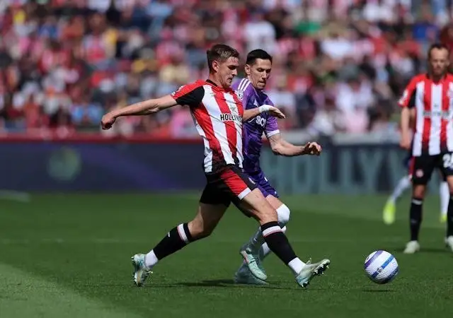 Yehor Yarmoliuk của Brentford bị Sasa Lukic của Fulham thách đấu vào ngày 18 tháng 5 năm 2025