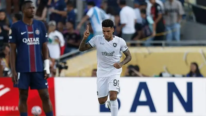 Igor Jesus ăn mừng bàn thắng vào lưới PSG