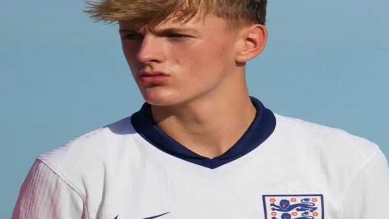 Man City đón thần đồng 16 tuổi Freddie Lawrie