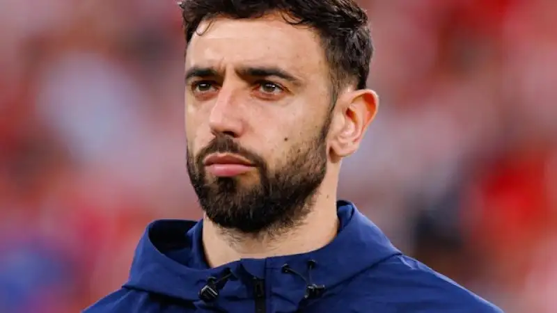 Bruno Fernandes của Manchester United vào ngày 1 tháng 5 năm 2025 Hình ảnh Bruno Fernandes trong màu áo Manchester United, tháng 5/2025