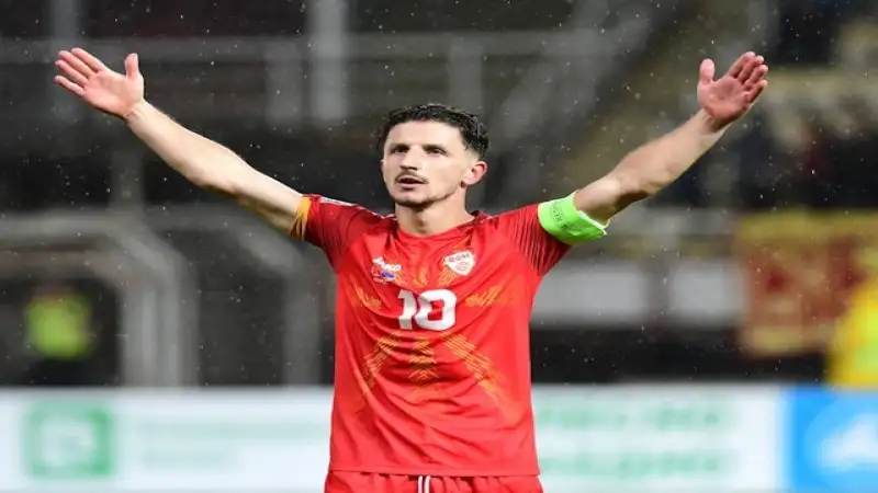 Enis Bardhi của Bắc Macedonia ăn mừng bàn thắng