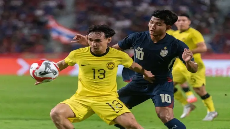 Malaysia\\\'s Fazrul Amir (left) pictured on December 14, 2024 Fazrul Amir của Malaysia (bên trái) trong trận đấu ngày 14 tháng 12 năm 2024