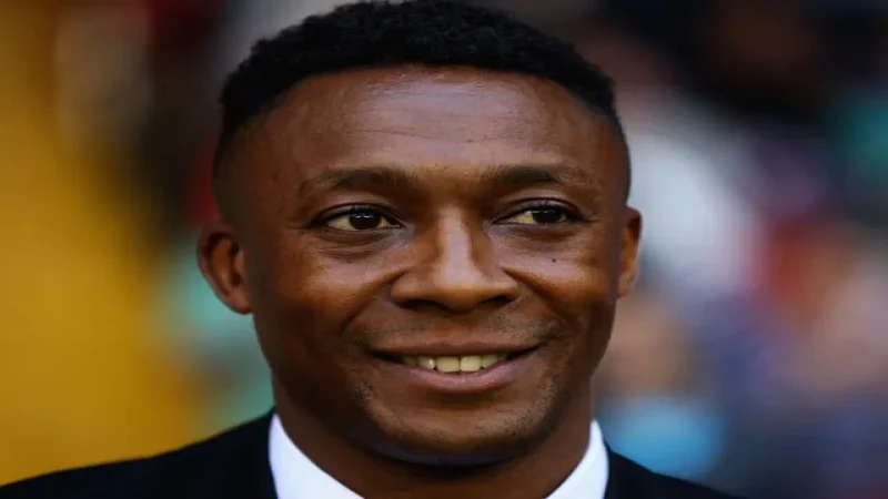 Chris Kiwomya, huấn luyện viên của Notts County trong một trận đấu