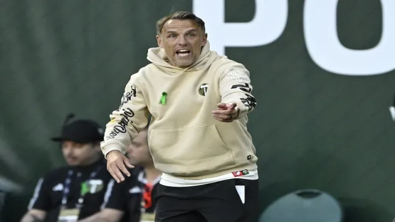 HLV Phil Neville của Portland Timbers chỉ đạo trận đấu