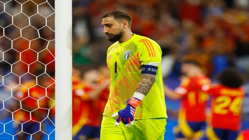Thủ môn Gianluigi Donnarumma của Ý tỏ vẻ thất vọng sau khi Riccardo Calafiori đá phản lưới nhà vào ngày 20 tháng 6 năm 2024