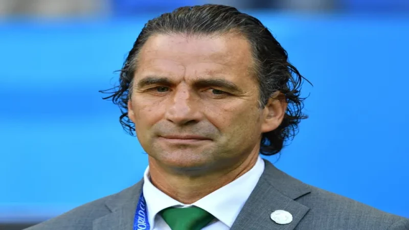Huấn luyện viên Juan Antonio Pizzi của Kuwait năm 2018