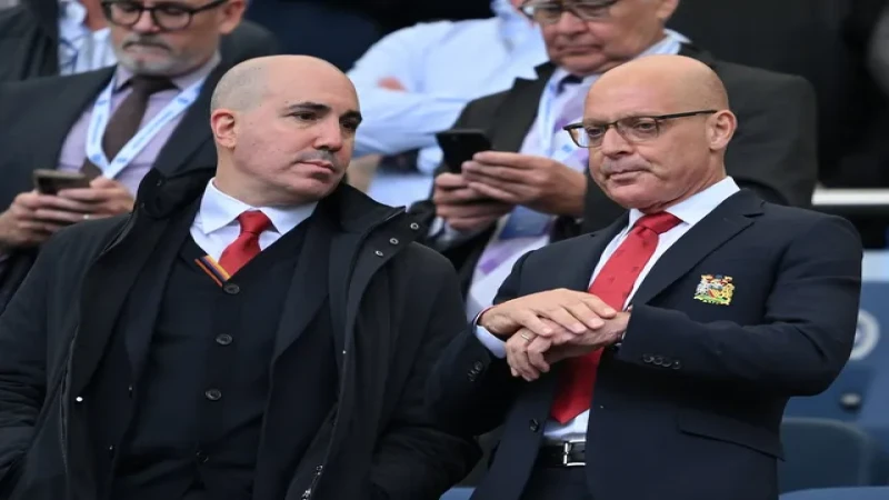 Giám đốc điều hành của Manchester United, Omar Berrada và Sir Dave Brailsford vào ngày 24 tháng 8 năm 2024 Giám đốc điều hành của Manchester United, Omar Berrada và Sir Dave Brailsford vào ngày 24 tháng 8 năm 2024
