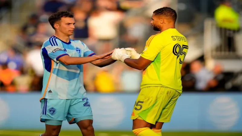 Zack Steffen và Cole Bassett của Colorado Rapids được chụp ảnh vào ngày 25 tháng 8 năm 2024