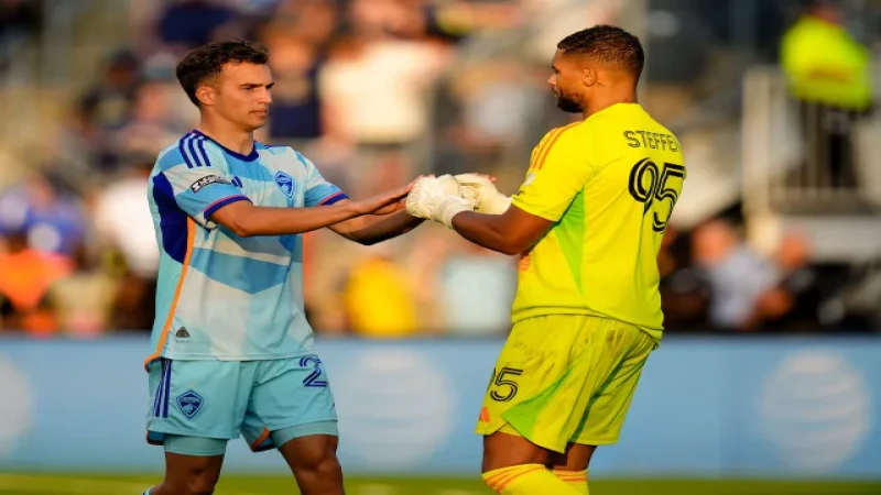 Zack Steffen và Cole Bassett của Colorado Rapids trong trận đấu ngày 25 tháng 8 năm 2024
