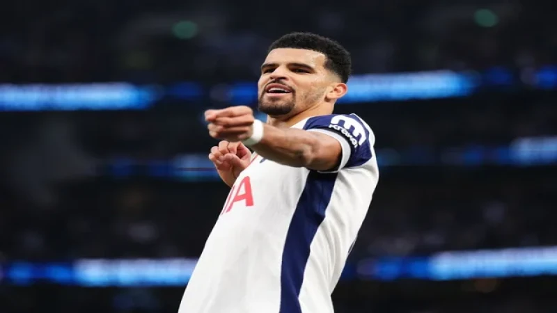 Dominic Solanke ăn mừng bàn thắng Dominic Solanke ăn mừng sau khi ghi bàn cho Tottenham Hotspur vào ngày 3 tháng 11 năm 2024