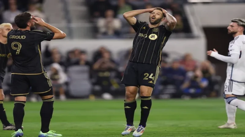 Olivier Giroud và Ryan Hollingshead của Los Angeles FC được chụp ảnh vào ngày 27 tháng 10 năm 2024