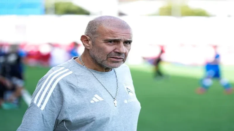 Julio Ribas, huấn luyện viên trưởng của Gibraltar, trong trận đấu UEFA Nations League với Liechtenstein, ngày 8 tháng 9 năm 2024