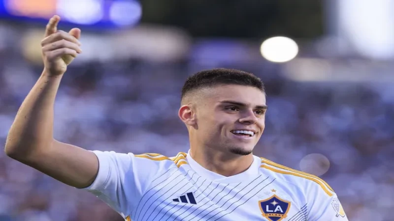 Gabriel Pec ăn mừng bàn thắng cho Los Angeles Galaxy ngày 24 tháng 11 năm 2024