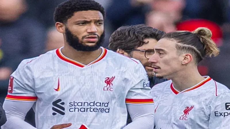 Joe Gomez của Liverpool rời sân vì chấn thương vào ngày 9 tháng 2 năm 2025 Joe Gomez của Liverpool rời sân vì chấn thương vào ngày 9 tháng 2 năm 2025