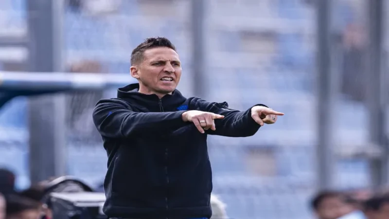 Huấn luyện viên Mikey Varas của San Diego FC chụp ảnh cùng đội U-20 Hoa Kỳ ngày 26 tháng 5 năm 2023